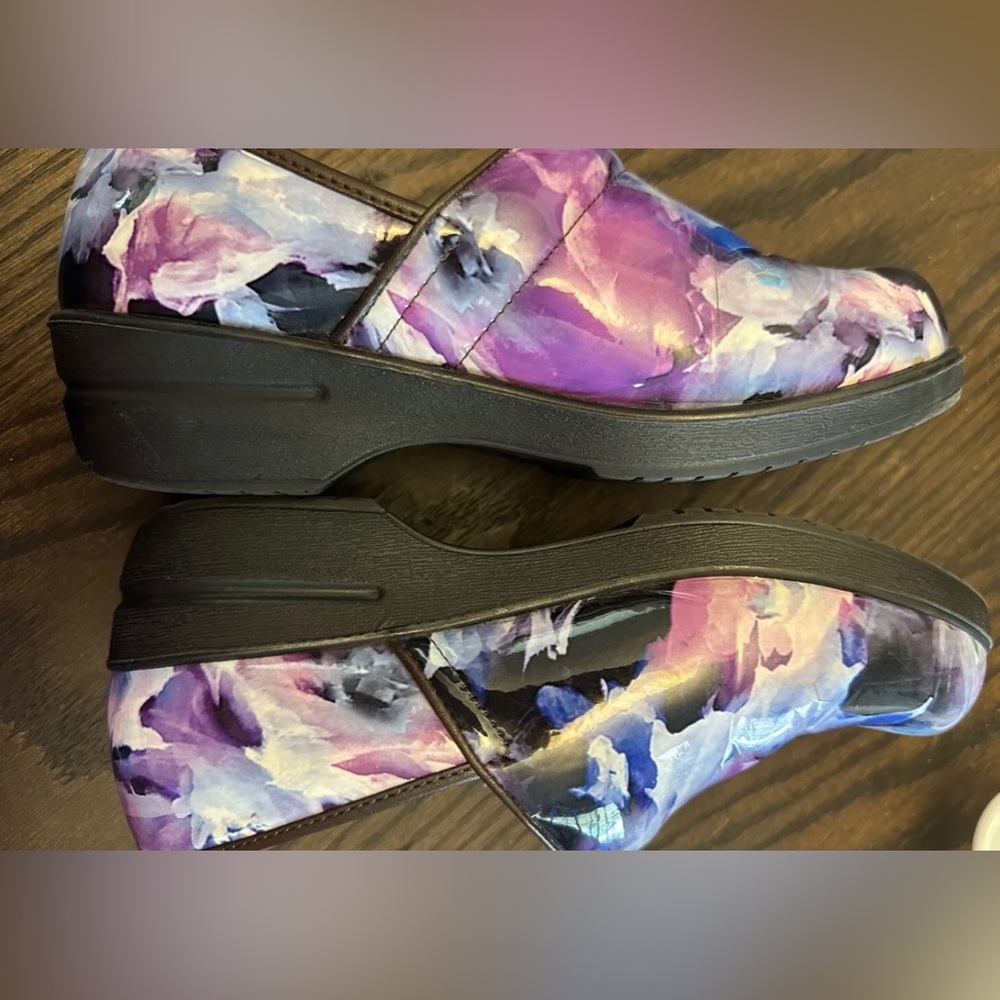 Women’s Nurse Savvy Clogs Size 7.5